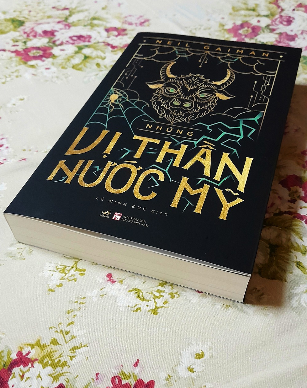 Đơn hàng bị găm ở trạng thái Đang xử lý suốt 10 ngày dù giao trong nội thành HN. Sách mới, hot, đúng dịp dọn kho, chắc chắn nhu cầu lớn nhưng ko hiểu Nhã Nam nghĩ gì, giao bao nhiêu cuốn cho kho Tiki mà Hết hàng sau vài tiếng, sau đó cũng ko nhanh chóng bổ sung sách về kho làm rất nhiều đơn bị treo cả tuần liền. Bực nhất là NN đổ lỗi cho Tiki quá tải đơn hàng nên xử lý chậm, xin lỗi chứ đơn khác đặt sau mà về ngay trong ngày đấy. Liên hệ CSKH Tiki thì nhân viên trả lời kiểu “Chưa đến ngày giao hàng dự kiến, giục đơn làm gì?” Ủa tôi thấy người khác nhận được hàng, còn đơn của tôi ko hề nhúc nhích, ko biết có bị hủy ko thì có quyền hỏi chứ? Cũng may là sách về lành lặn, ko bị móp rách như nhiều người khác. Trước giờ thích Tiki, thích NN nhưng TikixNN dọn kho đúng là combo hãm nhất từng thấy.