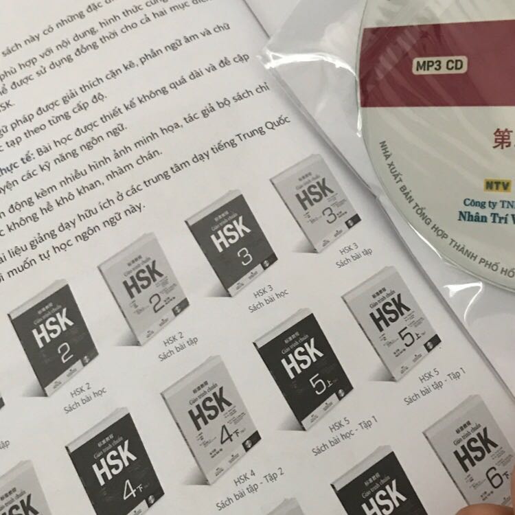 Vận chuyển siêu nhanh. Mình ở tphcm đặt 7h sáng tới trưa 12h đã giao tới. Sách nguyên vẹn , đẹp , ko bị rách móp gì hết