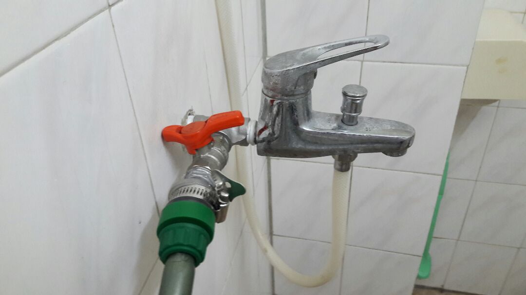 Hàng nhìn đẹp , giao hàng nhanh , phần nối với vòi nước thì tốt , kín ,chặt , tháo lắp thuận tiện , nhưng phần nối với ống nước không kín , không chặt được nên nước phun ra . Nhà sx cần xem lại phần này để kết nối kín hơn . Cần lắp thêm 1 đai khóa ở phần đó thì sẽ kín được .