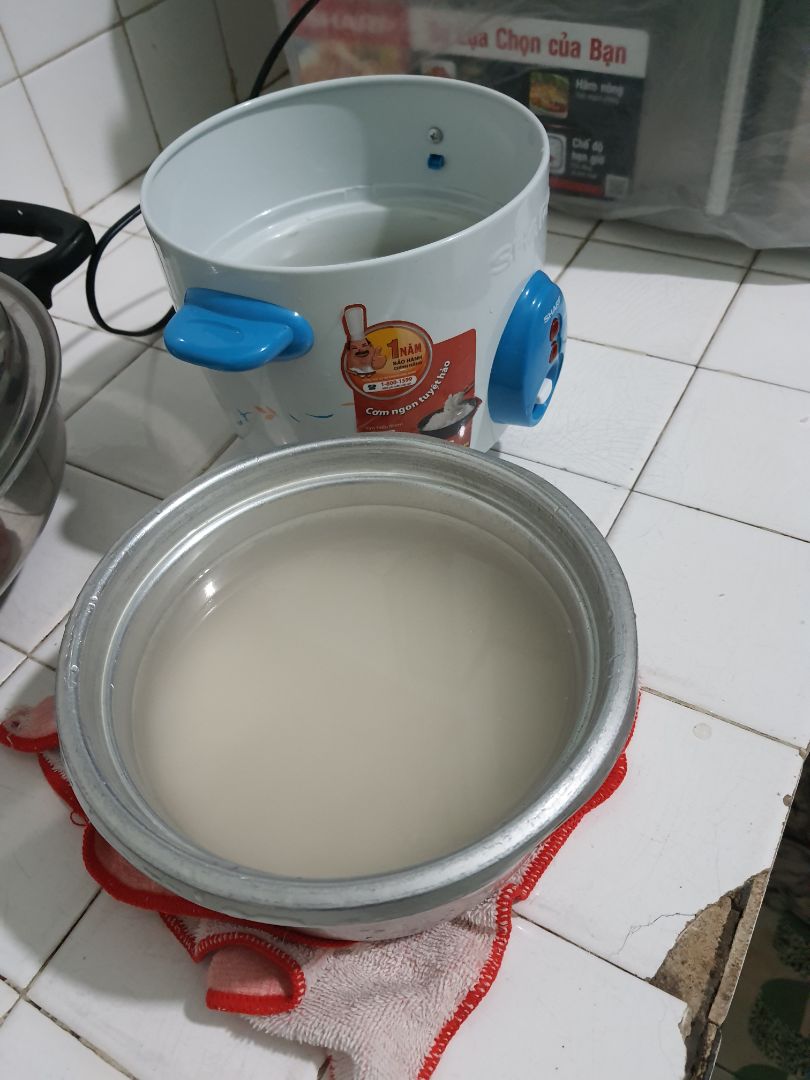 Hiệu Sharp này trước đó mình đã dùng cùng loại rồi, rất ổn. Dùng gần 10 năm mới hư nên lên Tiki đặt cái mới, Tiki giao nhanh, xài cả mấy tháng rồi giờ mới lên đánh giá. Nhà ít người hoặc cần nấu cơm cho bé thì nên dùng loại này.