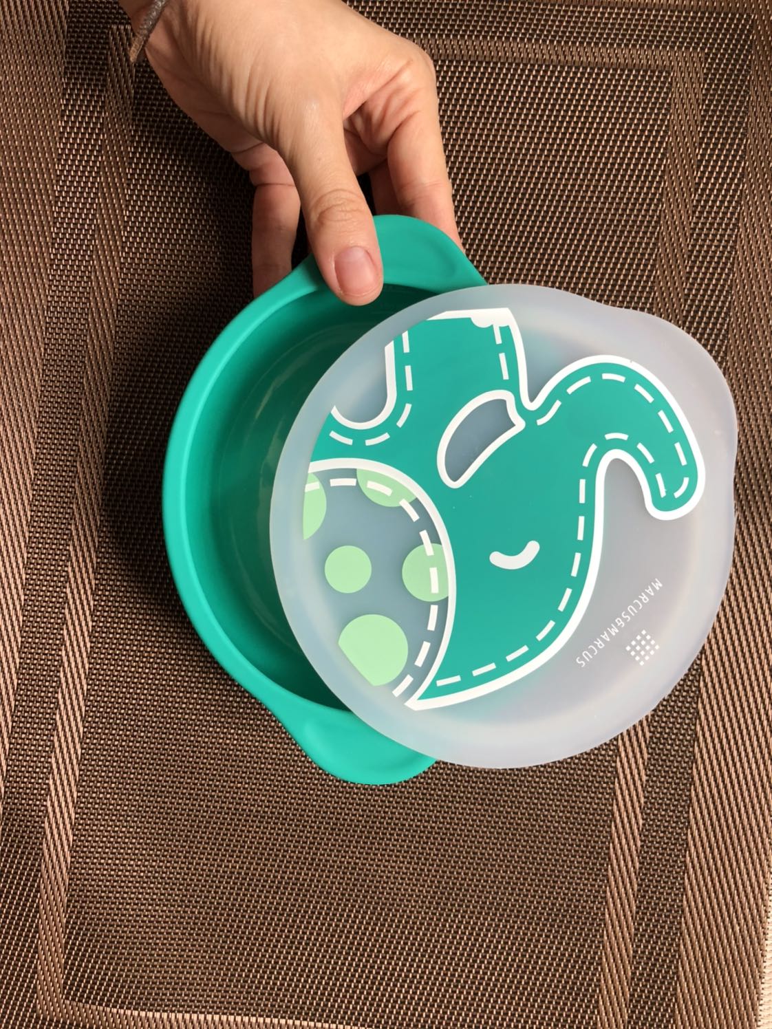 Bát rất dể thương, silicon dày dặn. Đế hít tốt. Yên tâm cho con sử dụng.