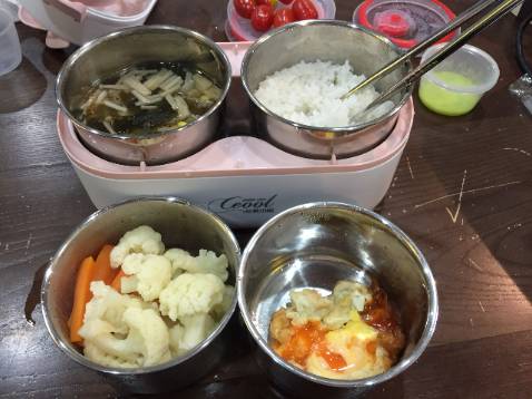 Giao hàng nhanh - sáng nay mình đã mang lên văn phòng, mình nấu canh và chiên trứng trước - cơm và rau mình đem theo để trưa nấu.
Mất hơn 30ph để chín và làm nóng 4  hộp này - cơm và rau chín ngon - thế là mình đã có 1 buổi trưa nóng hổi và ngon miệng.
Tạm thời chưa biết thời gian hoạt động tốt của nó là bao lâu nên mình chấm 4* trước nhé! Cảm ơn Shop