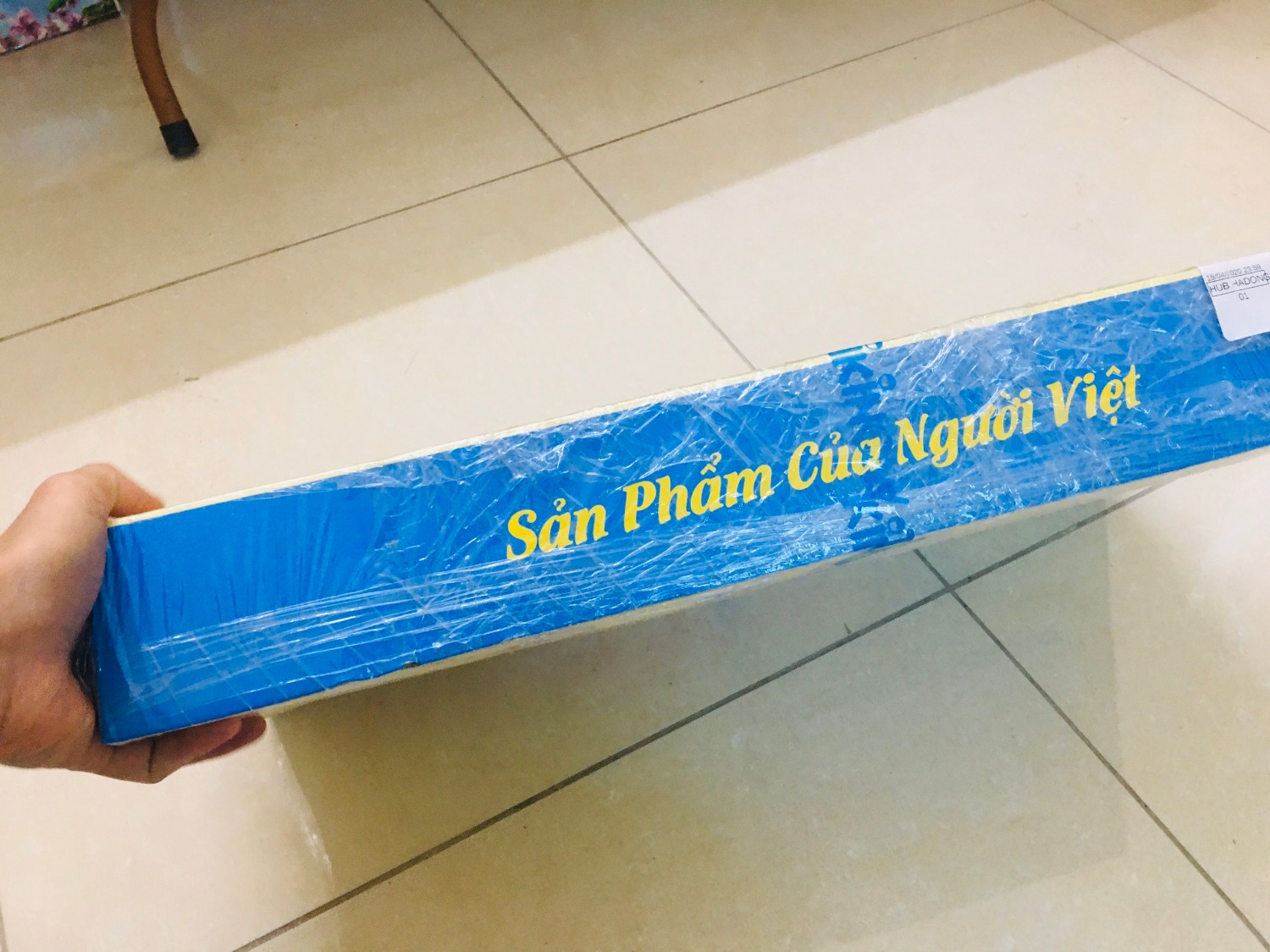 Ngồi mày mò rồi cũng lắp xong thấy đẹp và chắc chắn ra phết. Mình mua cho bạn gái, đồ để khá thoải mái, tủ cũng cứng cáp ko bị chệch choạc hay gì cả; hơi bất ngờ thấy hàng Việt Nam, mua ủng hộ hàng việt nam :))) 
Vải ko thấm nước, màu đẹp, dáng dấp ok, ngăn rộng rãi. Thích ...