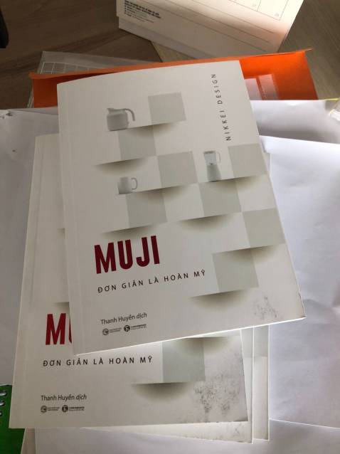 Sách cực kì dơ, bám bụi, vết trầy xước rất nhiều. Mình phải lau lại nhưng nhìn vẫn cũ kỹ thế nào mình không hiểu luôn. Mình mua sách các nơi đều có bọc kính lại để bảo quản sách hết. Lần này mình mua 20 cuốn, Tiki chia 4 đơn, mình vừa nhận đơn 13 cuốn mà thiệt không muốn nhận mấy đơn còn lại luôn đó.