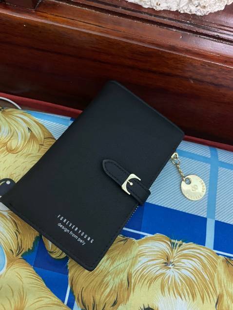 Trời ơi ta nói ví đẹp nhức cái nách ạ.Da rất mềm mịn,k có mùi.Shop còn tặng thêm một chiếc vòng buộc tóc xinh xinh và tg cảm ơn nhé.