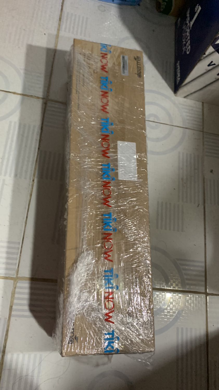 Mình đặt giao nhanh 3h nhưng hôm sau mới nhận đc, chắc do đặt vào chiều chủ nhật. Đọc review thấy nhiều bảo bảo nó ồn, nhưng mình thấy so với các máy hút bụi mình từng dùng thì cũng k lớn hơn nhiều lắm. Mình đã quét nhà trc khi hút mà nó còn dơ như hình đó ?. Có 3 đầu để hút đc nhiều bề mặt. Máy k quá nặng và có hơi bị nóng, máy này phù hợp để hút bụi phòng hoặc nhà nhỏ. Nếu diện tích lớn thì sẽ hơi nóng tí nhưng cũng hiểu đc. Giá tiền hợp lý, đáng tiền ấy. Hy vọng là bền, xài đc lâu ?