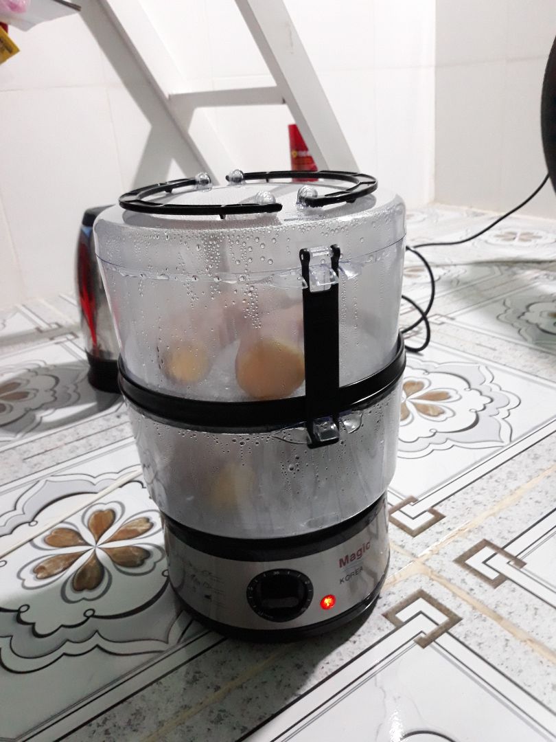 Giao hàng nhanh cực kì, mới đặt tối hôm trước, hôm sau đã giao, mặc dù mình ở tỉnh. Nhận đc hàng khá ngạc nhiên, vì nhìn nó nhỏ hơn trong hình rất nhiều và nhẹ ^^. Nhưng về ráp lại thì nhìn khá hơn. Hấp cũng đc nhiều . Về hấp thử khoai lang, khoảng 15 phút là ok. Rút kinh nghiệm cho nước ít thôi. Vì nó còn bốc hơi ngưng tụ lại thành giọt nước chảy ngược lại xuống chỗ chứa nước. Hôm sau thì mua ghẹ về hấp xã, cũng khoảng 20 phút, mình canh tgian đại vì ko bik khi nào nó vừa đủ chín. Cũng rất ok. Dễ tháo ráp. Vệ sinh chân máy kĩ xíu là đc. Vì dây điện dính vs chân máy. Nói chung là ban đầu rất thích và ổn. Không biết về sau có bền ko. Thôi cứ cho 5 sao đã. Vì giá ntnay đc vầy là ok lắm roài ^^