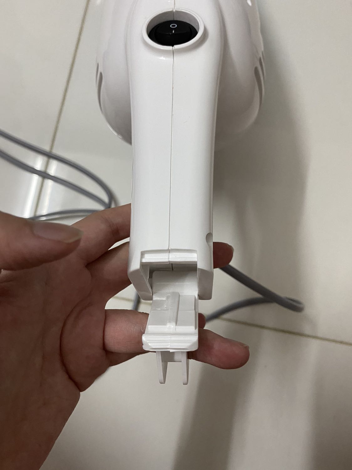 Mình đặt tiki now nên vận chuyển nhanh, giao đúng hẹn.
Về máy thì tờ HDSD có tiếng Anh và tiếng Trung + hình minh hoạ đọc cũng dễ hiểu. 
Máy có 3 đầu hút bụi + 1 cây nối, lúc đầu mình tìm khớp nối cũng hơi hoang mang (mình có để hình khớp nối lúc mình mở ra để các bạn có thể tham khảo)
Hút sạch, mạnh, nói chung rất là chim ưng nha