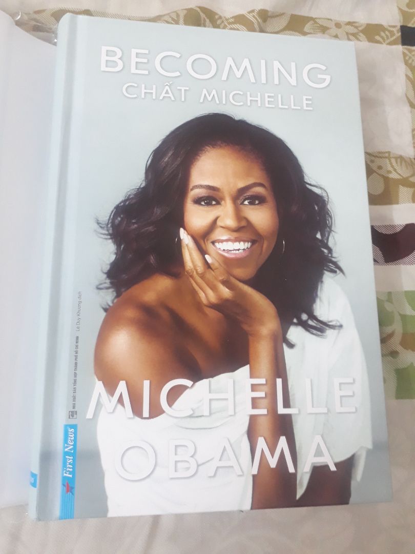 Hài lòng
Cuốn sách in ấn rất tuyệt, bìa cứng cáp và lớp màng mỏng bên ngoài dễ bóc không sợ trầy tay. Điều duy nhất mình hơi phiền lòng về hình thức là không rõ do chữ tập trung quá nhiều ở khúc đầu các trang hay sao mà khi đóng sách lại thì nhìn vệt đen như dính bẩn. Sách có cả bookmark lẫn dải lụa đánh dấu.
Nội dung thì rất ổn. Mình quyết định mua cuốn sách bởi vì những đoạn trích trên ***, đọc thấy rất gần gũi. Cho dù mình không sống ở Mỹ, cũng không có 1 ông chồng sắp đắc cử tổng thống và chưa có con, mình vẫn thấy đồng cảm với Michelle. Ngoài ra trong sách còn đề cập đến cuộc sống thời thiếu nữ của bà và một ít về tâm tư của người gốc Phi trên đất Mỹ nữa. Giở ra bất kỳ đoạn nào mình cũng có thể đọc tiếp được.
Đây là lần đầu tiên mình mua 1 cuốn sách thuộc thể loại Hồi ký