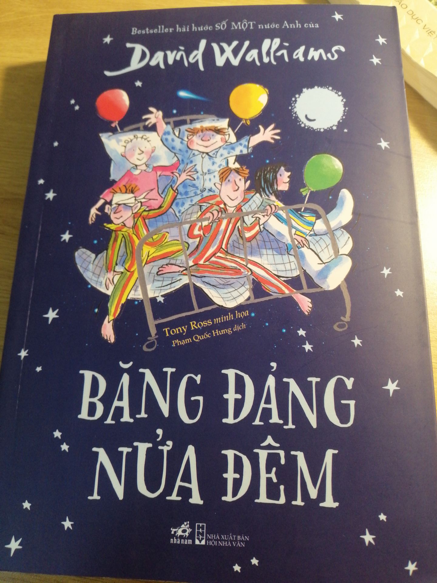Giao hàng nhanh mặc dù mình đặt giao tiết kiệm. Sản phẩm không có bookcare và bị xước sát khá nhiều nhưng không bị móp méo. Mình hơi lười nên không thêm ảnh. Mọi người vẫn nên mua nhé.