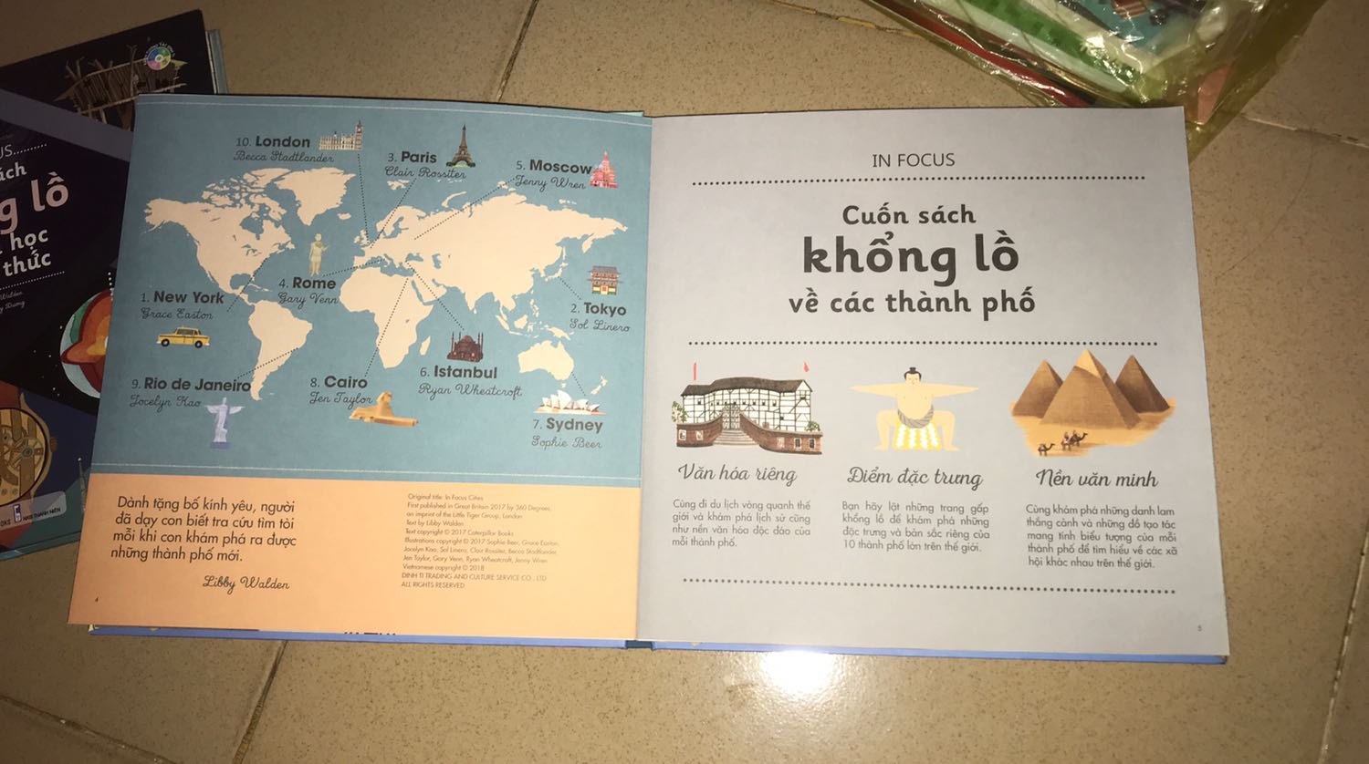 Giao hàng nhanh, đóng gói kĩ sách như mô tả không bị nhàu hay bóp méo.
Sách hình ảnh trực quan sinh động, màu sắc rất dễ tiếp thu tuy nhiên khá ít về các thành phố chỉ có 10 thành phố thôi nhưng mỗi cái đều rất rõ ràng và chi tiết. Phù hợp với cả người lớn lẫn trẻ nhỏ!!!