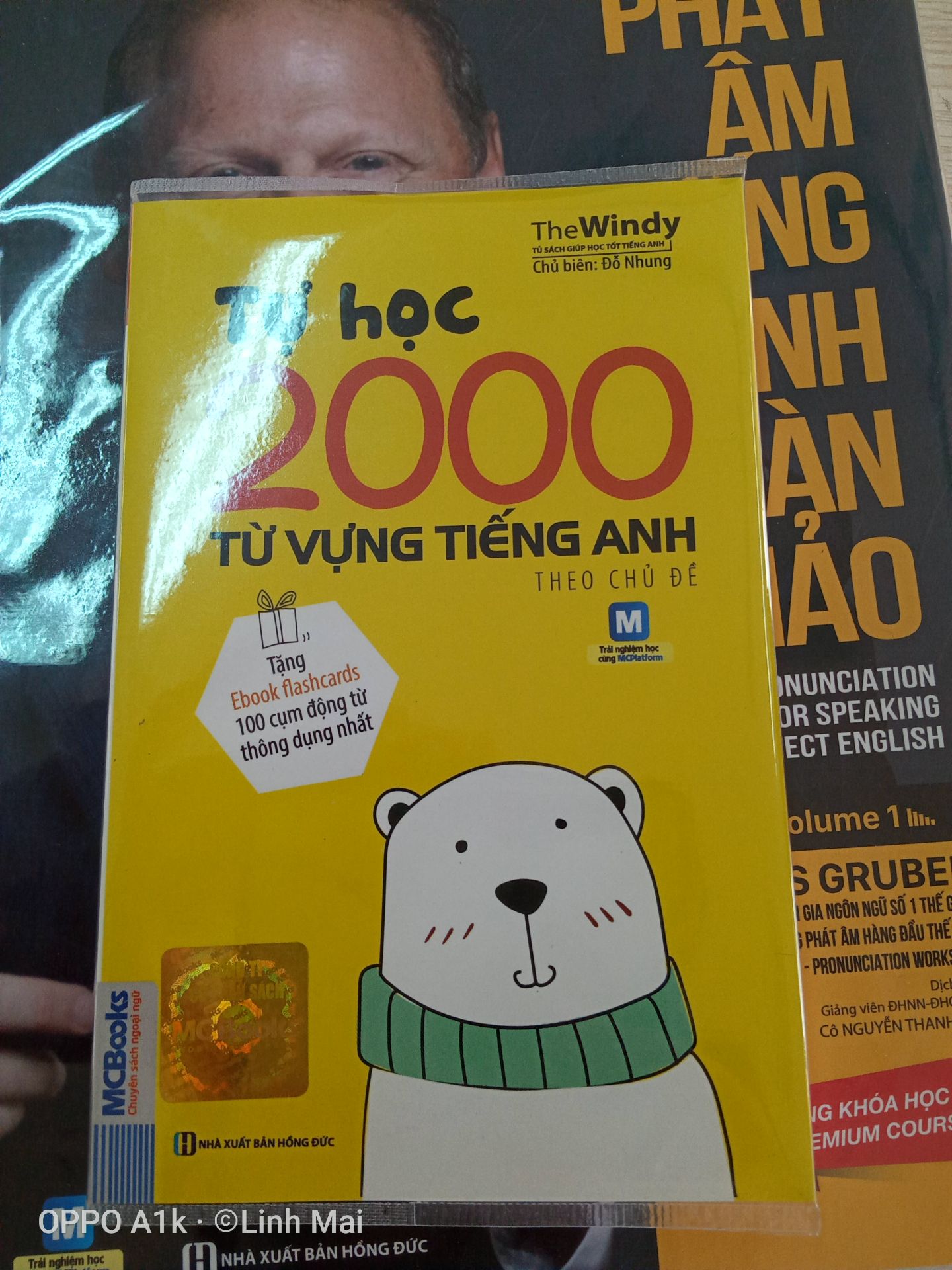 Sách được thiết kế nhỏ gọn. Cầm cuốn sách rất mát tay. Sách mới, nhìn như vừa ra lò.
Trong sách cũng có bài tập. Nói thật là tôi không dám dùng bút để làm bài tập trong đó đâu, vì tôi luyến tiếc nó ಠ_ಠ
Có lẽ tôi sẽ mua 1 chiếc bút kim tuyến màu để làm bài vậy. Tôi cũng sẽ cẩn thận hơn khi viết bài vào trong sách.
Học tiếng Anh không chỉ là được điểm cao trong học phần mà nó sẽ ứng dụng vào bất cứ ngành nghề nào. Có thể nói Tiếng Anh quan trọng như đi bộ vậy.