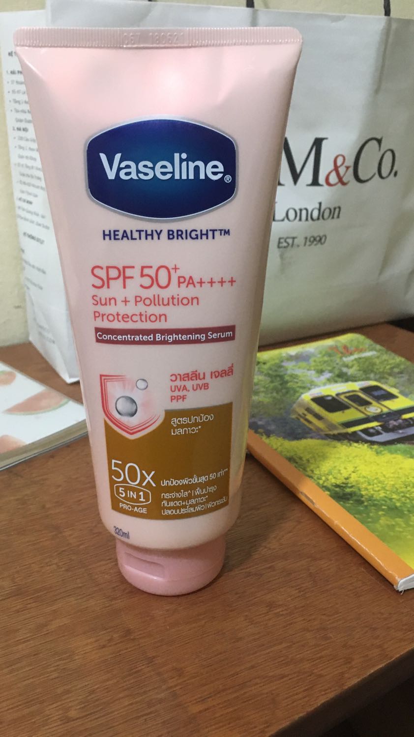 + Ưu:
- Sản phẩm đẹp, đóng gói cẩn thận. Dung tích lớn, giá tốt. Chất kem đặc vừa phải nên cảm giác an tâm hơn là chống nắng ok. Kem cũng nhanh thấm. 
+ Nhược: Tất cả đều ổn trừ mùi hương. Mùi hương bị làm quá. Cá nhân mình không thấy thơm, mà thấy khó chịu 😰 toàn phải mở cửa phòng hay ra chỗ thoáng bôi cho nhanh bay mùi. Mình cũng hơi nhạy cảm vs mùi hương.