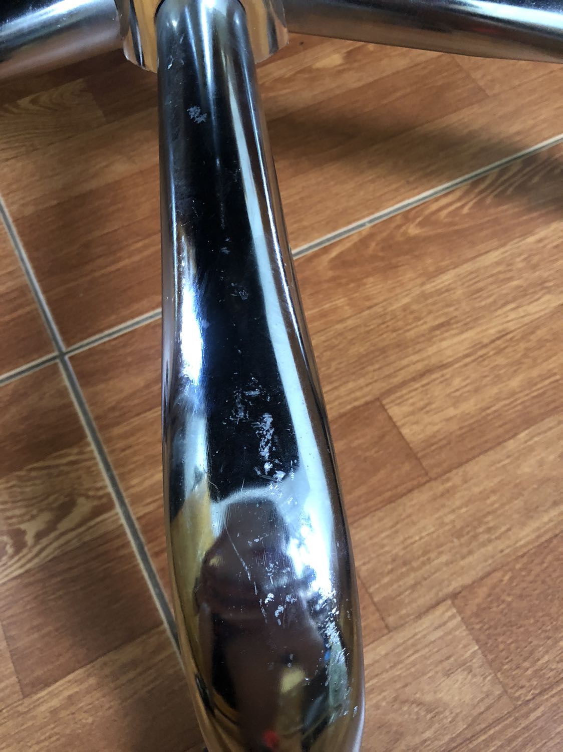 Khá thất vọng vì chân ghế bị trầy xước mất mĩ cảnh dù đã bọc nilon mấy vòng. Riêng phần ốc vít chỗ mặt ghế vì không khớp với miếng kim loại nên không vặn vít đc. Ko biết sau này có rụng rời ra hay không nữa. Trước khi bán ghế shop ko lắp thử hay sao vậy?