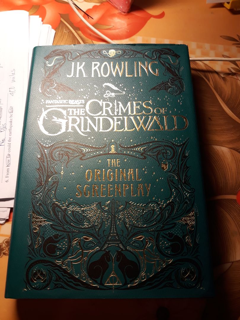 Mình mua sách khi đang sale nên giá cả rất hợp lí. lúc nhận về mình hơi xót một tẹo vì phần bìa áo bị gấp quăn mất một xíu, nhưng khi mình chịu khó vuốt ra thì giờ em ấy đã trở lại đẹp như thường. Sách đẹp vô cùng. Lần này mình rất hài lòng. Quá rẻ cho một cuốn sách tuyệt vời như này!