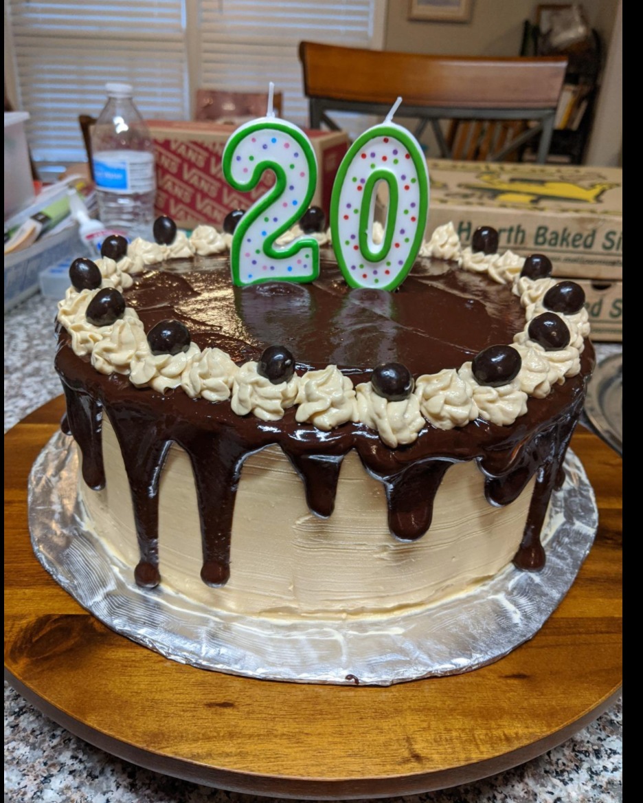 Đế bánh bằng gỗ tràm gia công rất tốt, bề mặt gỗ láng mịn và có thể xoay 360 độ rất dễ dàng cho việc tạo hình bánh sinh nhật. NGoài ra còn kèm thêm bộ dao và lược 5 cái. Rất đáng mua !!!