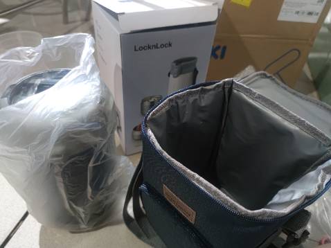 Đặt 0h hôm nay mà ngay 3h sáng tiki đã đóng gói hàng đem gửi, trưa hôm sau mình đã nhận được luôn (ở tỉnh). Cực kì ưng ý tốc độ này ạ. Hộp được bọc chống sốc, thêm 1 thùng giấy tiki ở ngoài, giao đến nơi nguyên vẹn, chỉ mốp nhẹ 1 góc thùng giấy, không ảnh hưởng. Mua được tặng bộ bàn chải vệ sinh. Hộp cơm rất xinh, giữ nhiệt tốt, giá rẻ nhất trong các sàn tmđt rồi, mình rất hài lòng