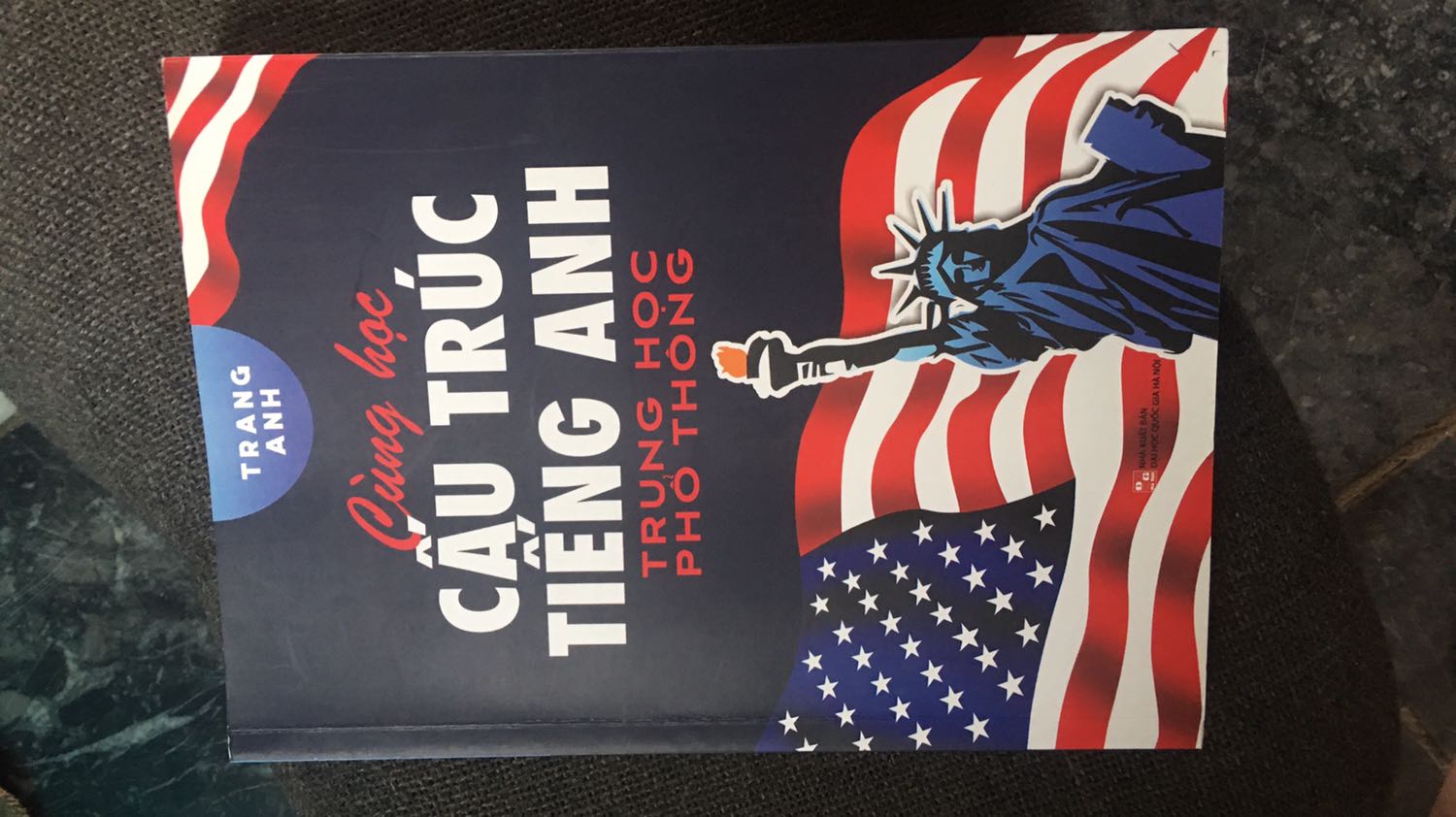 Sách kiểu hơi cũ 
Nhưng dùng tốt