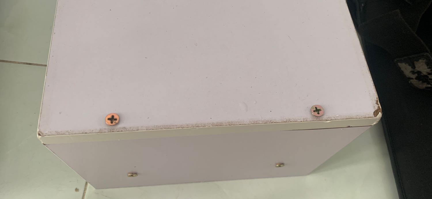 Miếng gỗ nhìn nham nhở, bể góc, lem sơn đen không chùi ra được. Vị trí bắt ốc thậm chị còn không khớp nhau, khiến kệ bị lệch.
Không đáng mua. Miếng gỗ nhìn nham nhở, bể góc, lem sơn đen không chùi ra được. Vị trí bắt ốc thậm chị còn không khớp nhau, khiến kệ bị lệch.
Không đáng mua.