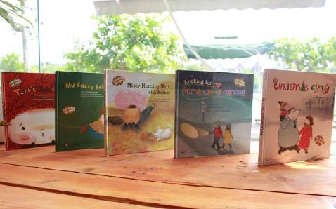 Sách ngoại văn dành cho các bé tập học tiếng anh. Sách dày dặn, in sắc nét, nội dung dễ hiểu lắm. Nên mua ạ, mình mua sale chỉ mất 18k/cuốn thôi. Mua cả bộ để dành cho bé đọc 😄