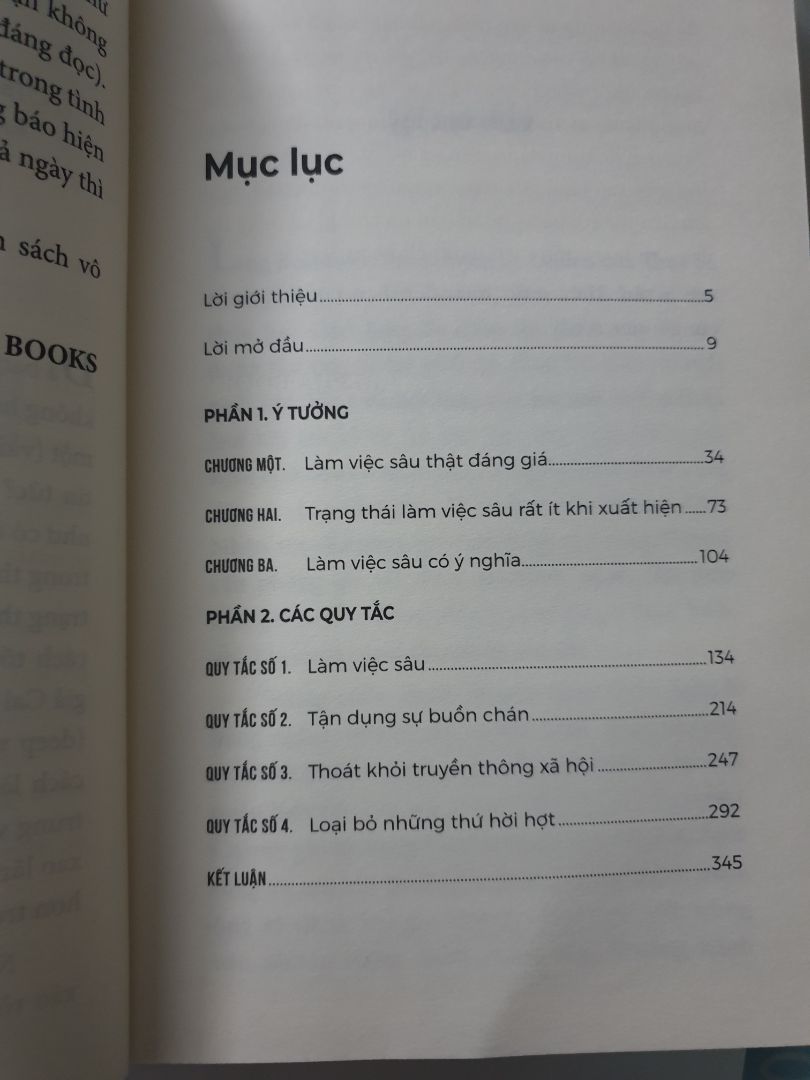 Bookcare bọc cẩn thận. Vẫn khâu đóng gói không cẩn thận chút nào, không chèn lót, dán băng keo đè cả lên bìa sách cuốn Sapiens trên cùng, may được bọc bookcare nên chỉ bị dính lên bookcare chứ ko ảnh hưởng lắm đến sách.