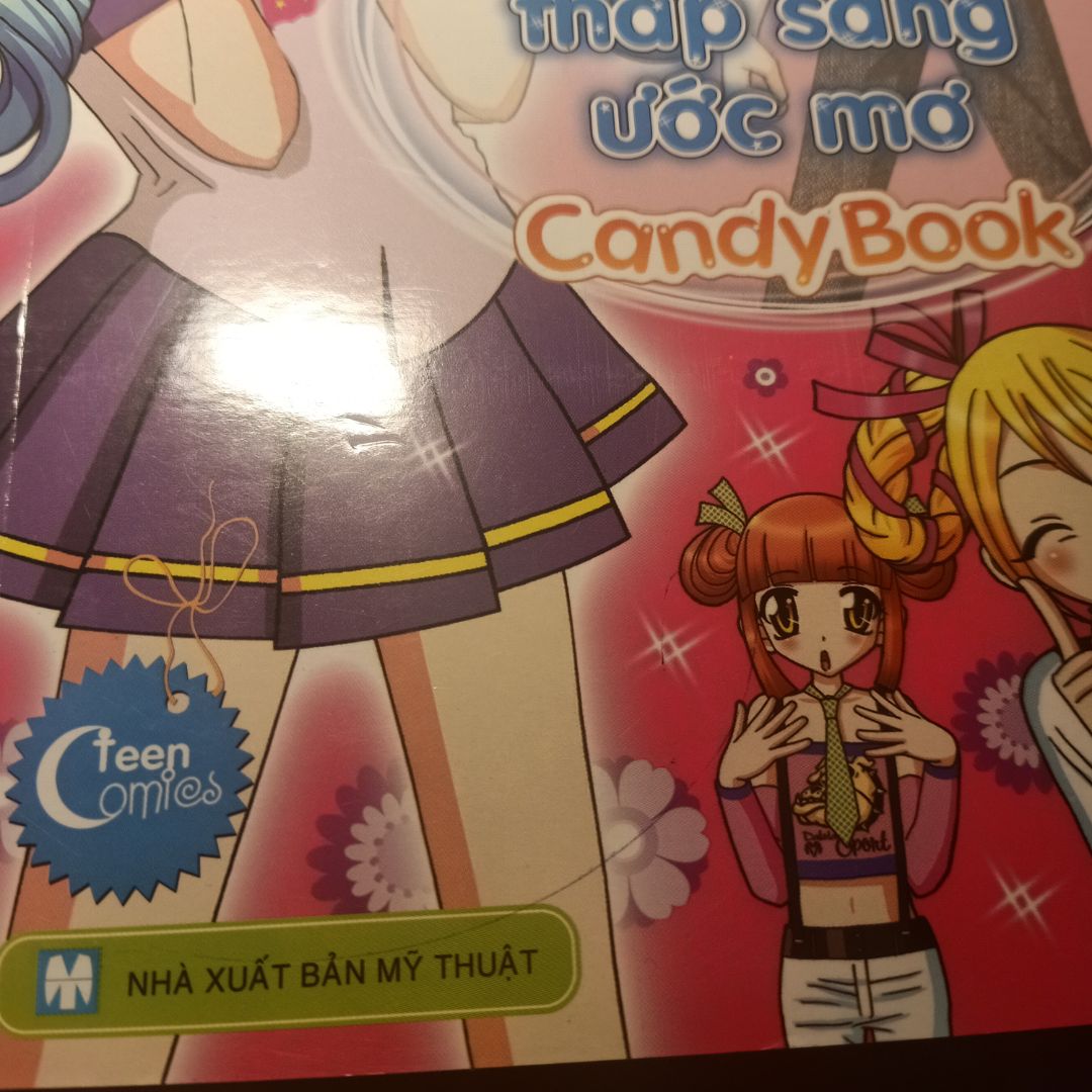 Góc bìa sách có vết do để trong hộp, bìa trước có nét vẽ bằng mực, cạnh gáy sách có vết bẩn nhỏ. Trong sách có một số trang bị hằn nét in của trang trước. 
P/s: Ảnh mờ nên hơi khó nhìn, mong thông cảm ạ