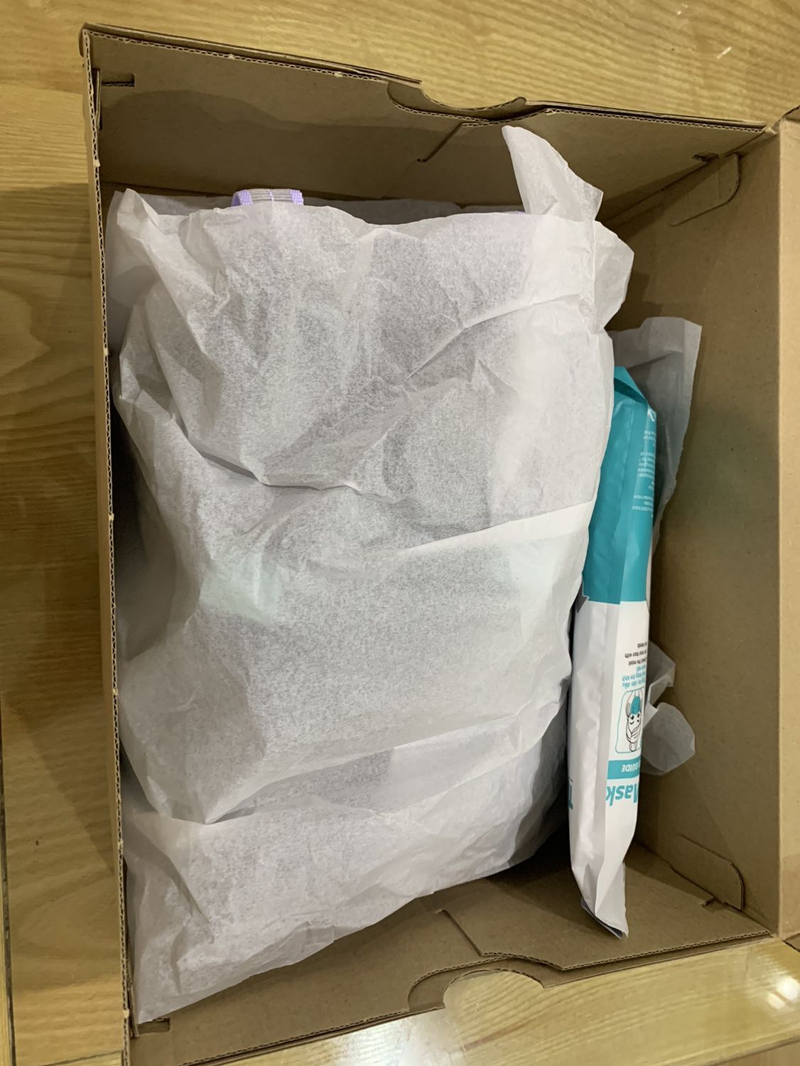 Dùng thời gian thì bị mùi hôi ở đế. Dù dép vẫn đi được nhưng mùi quá dành vứt bỏ