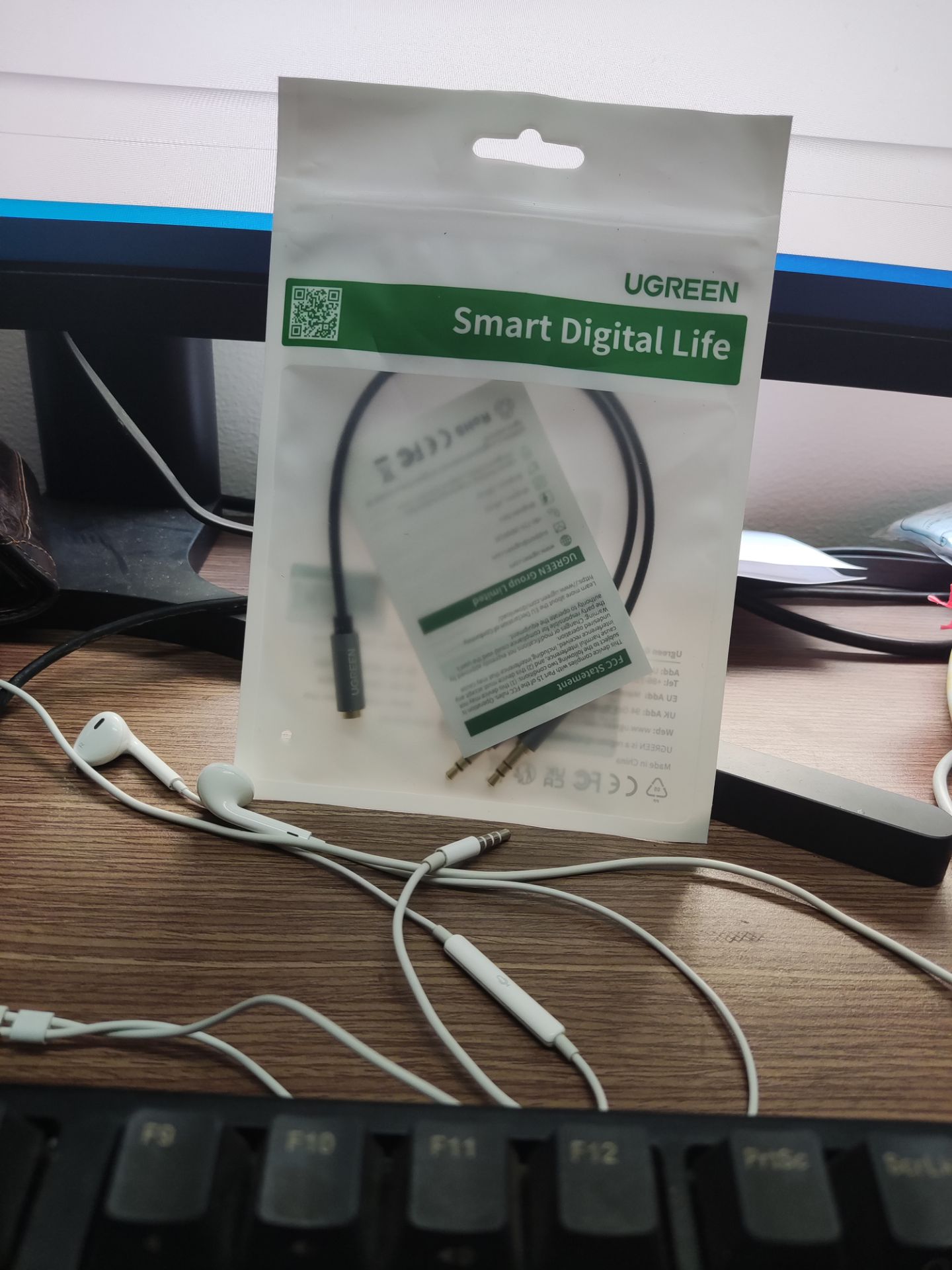 cáp không dùng được cho tai nghe iPhone, mọi người lưu ý vì shop ko ghi rõ là dùng cho các loại tai nghe nào, mua về và ko dùng được.