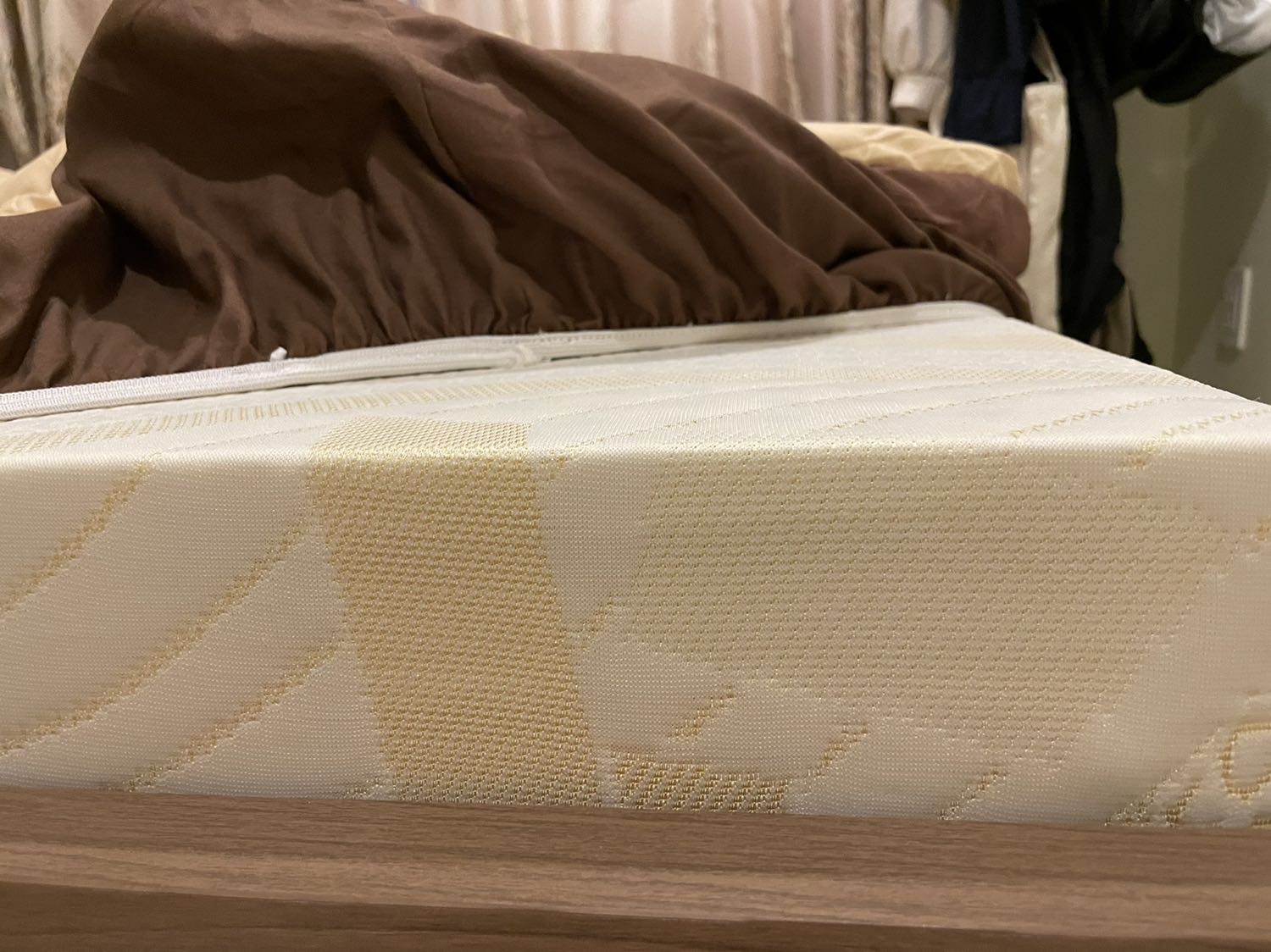 Giao nhanh, đóng gói cẩn thận, nệm nằm êm, sẽ có hơi mùi nhẹ vào tuần đầu, nói chung chất lượng ổn