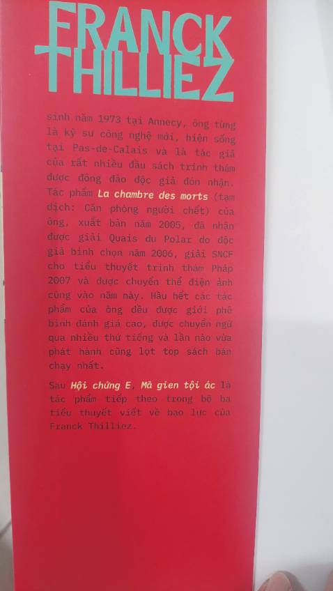 Câu chuyện trong mã gien tôi ác là những sự kiện tiếp nối sau hội chứng E với nội dung về bạo lực và căn tính của bạo lực. Một vài điểm giúp tác phẩm trở nên cuốn hút với độc giả:  
 	Chủ đề về bạo lực và mối liên hệ với sinh học tiến hóa. Nhờ vốn kiến thức sâu sắc về sinh học, tiến hóa, di truyền; bằng cách trình bày rõ ràng những vấn đề khoa học đó với hàm lượng vừa đủ, ngôn ngữ trong sáng, tác giả dẫn dắt người đọc chìm đắm vào thế giới của nhân chủng học, cổ sinh vật học cùng những biến thể đa dạng của ngành này, những lĩnh vực vô cùng hấp dẫn thú vị. 
 	Cốt truyện hấp dẫn cùng nhờ sự có mặt của cặp đôi nhân vật chính từ “ Hội chứng E “ Frank và Lulie. Họ là những mẫu người thú vị và cuốn hút , đứng trước những khổ đau mất mát, những mâu thuẫn nội tại hay đấu tranh để sinh tồn mà cá tính của họ thể hiện rõ nhất. 
 	Các tình tiết truyện đan xen liên tục giữa những hướng điều tra khác nhau của cặp đôi thám tử, người đọc như được đồng hành cùng họ vào một cuôc phiêu lưu đầy bất trắc về quá khứ nhiều thiện niên kỷ trước với những chủng tộc người cổ xưa để khám phá ra căn tính của bạo lực ở đó bộ gien người quyết định tương lai nhân loại.