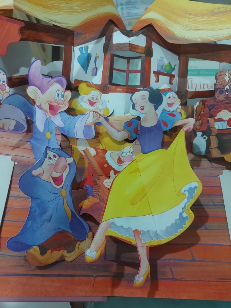 sách dựng hình đẹp lắm
có vẻ bảo quản trong kho tốt nhưng khâu đóng gói gửi đi thì kém
mấy cuốn bìa cứng này đề nghị tiki bọc chống sốc chứ sách mắc mà móp như vậy nhìn xót lắm