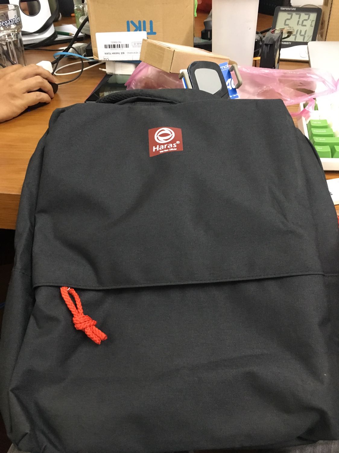 Balo hơi to so với hình ảnh minh hoạ, form balo không giống lắm với quảng cáo và bị bẩn ở một số chỗ. Khoá kéo mượt mà chắc chắn, tóm lại là tốt so với giá mua được 69k.