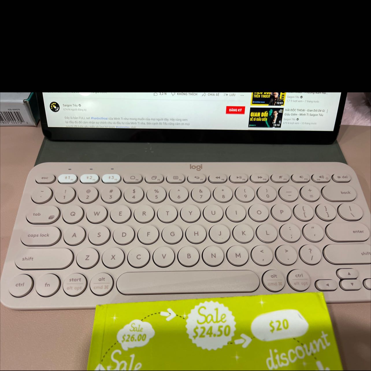 Đầu tiên phải nói là nhận hàng tiki rất thích , giao chưa tới 2h mà gói hàng cẩn thận giao tới nơi phải nói là siêu thích luôn . Bàn phím nhạy giá hạt dẻ lại thêm cái màu siêu xinh