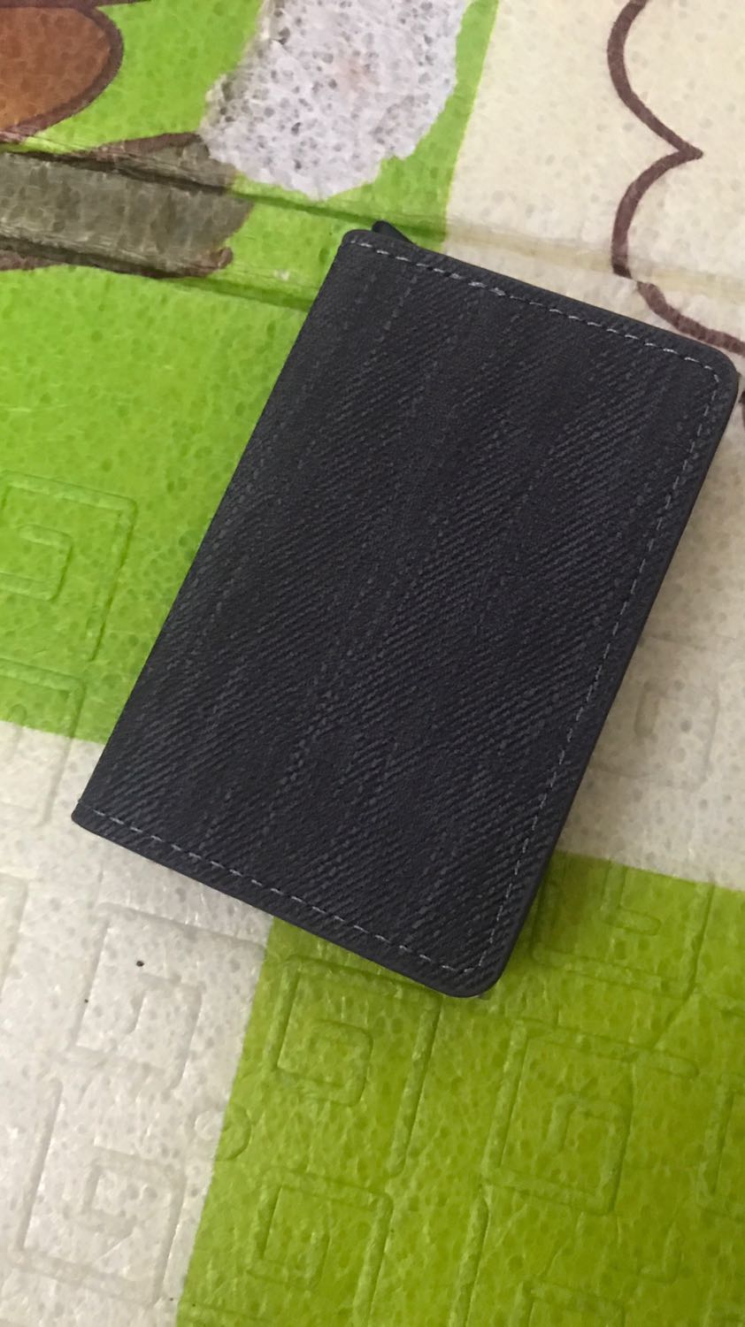 Ví thiết kế thời trang tiện lợi. Có hộp nhôm đựng thẻ chắc chắn, hộp đựng được nhiều thẻ và có cơ cấu giữu chắc chắn. Vỏ da có thể đựng giấy tờ và tiền nữa. Quá hợp lí cho một thiết kế. Mua dùng một thời gian thấy rất ok luôn. Sản phẩm tốt ủng hộ shop.