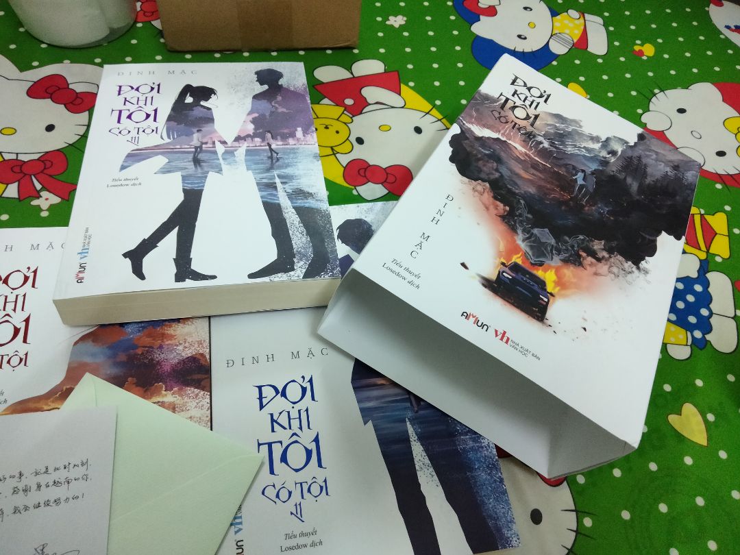 Sách đẹp, trang sách dầy, mực không nhoè.
Có 1 hộp bọc sách mình không biết gọi là gì nên có kèm theo ảnh chụp nhé.
Còn có 1 phong thư của tác giả dành cho độc giả Việt Nam, đối với 1 đứa mê Đinh Mặc như mình thì hơi bị phê phê đó.
Hình như là hàng pre order nên quá trình lấy hàng hơi lâu, nhưng khi đã đóng gói vận chuyển thì bên tiki vẫn giao rất nhanh.
 3 quyển dầy như vậy với giá như vầy mình thấy cũng ổn phết chứ.