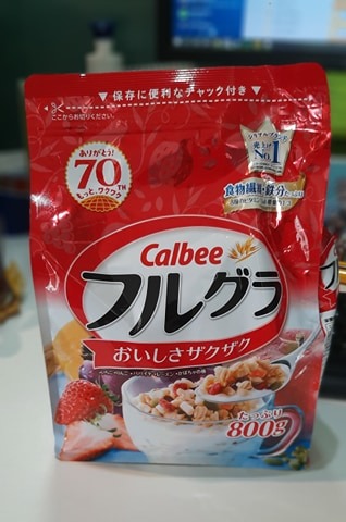 So với giá tiền thì lượng ngũ cốc khá nhiều (800 gram). 
Mình chỉ nhìn rõ hạt nho và hạnh nhân và yến mạch, các mô tả còn lại (dâu, bí, táo, đu đủ...) thì giống như bim bim giòn vị hoa quả hơn chứ không phải là hoa quả sấy khô.
Vị khá ngọt, nên ăn với sữa/ sữa chua không đường.