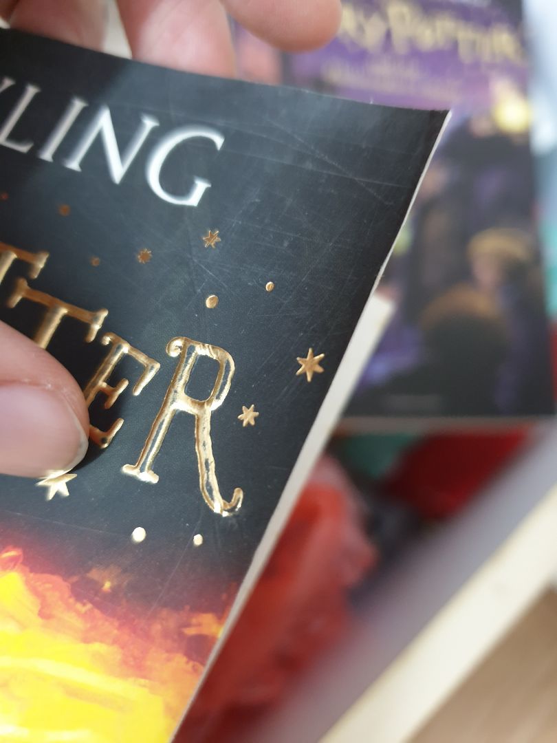 không biết chụp ảnh có nhìn rõ không. bìa vô cùng bụi, gấp mép. cái đấy với mình không phải vấn đề. nhưng trong sách còn bị ố vàng luôn. nếu không phải gáy còn mới thì mình đã nghĩ là sách cũ. mong tiki bảo quản tốt hơn. ví dụ lau qua sách trước khi giao