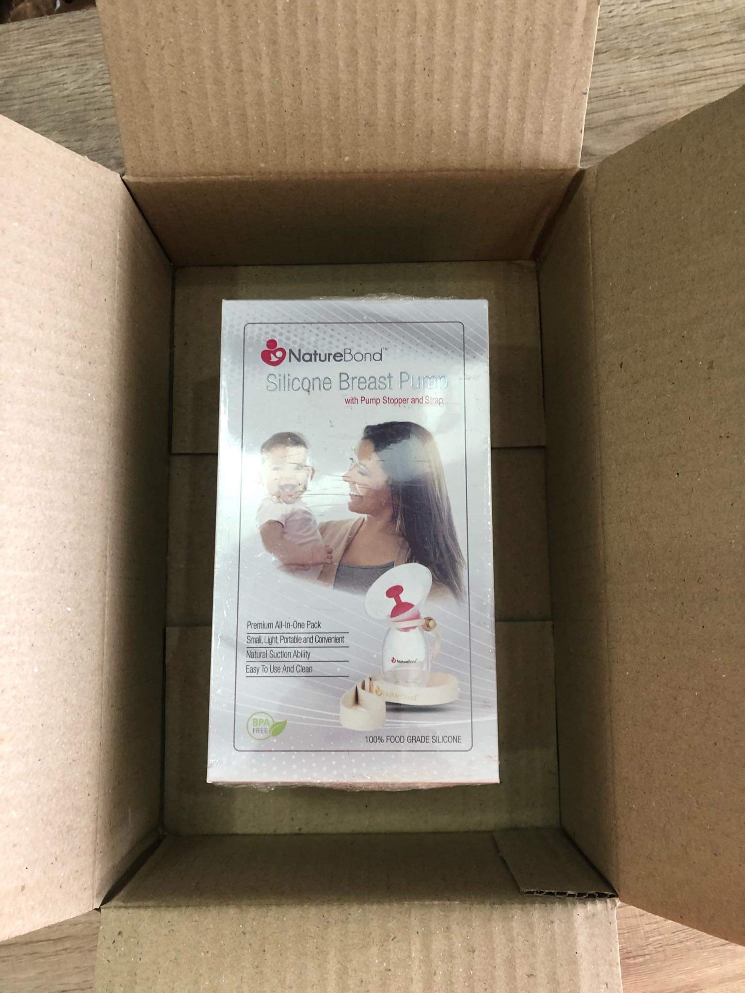 Hộp như hộp ip. Được đập hộp IPhone phễu, haha. Mình hứng 2 bên luôn là 140ml. Cốc dính chặt không bị rớt. Bình thường cho bú một bên, hút một bên thì cũng được 90 mỗi bên. Giá có cao hơn nhưng phải dùng mới biết nó tốt thế nào. Chất lượng đâu so sánh được khi chưa dùng. Đáng tiền lắm luôn.