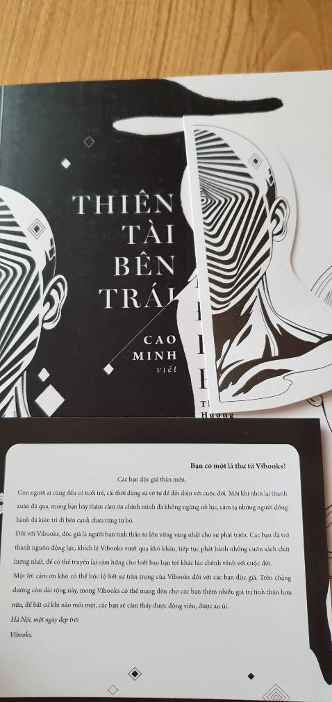 Sách không có màng bọc ngoài nhưng vẫn mới.
Sách có 1 bookmark và 1 thư cảm ơn.
Sách khổ to, dày và nặng, không thích hợp mang đi nhiều nơi bên mình.
Nội dung khá thú vị.
Đây là tiểu thuyết chứ không phải là sách nghiên cứu khoa học nhé.
Giao hàng nhanh (mình ở HN).