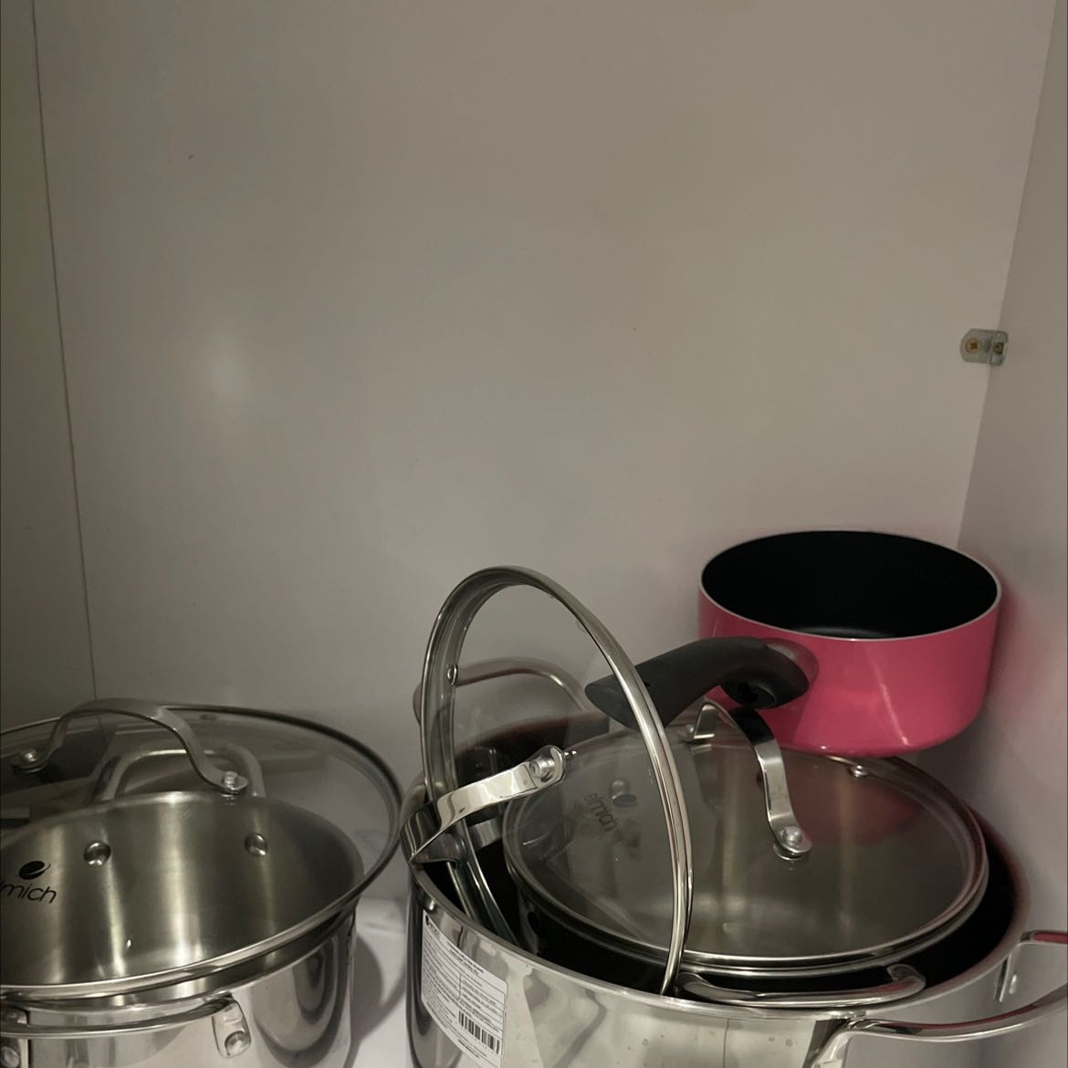 Bộ nồi dày dặn, rất đẹp và sang. 3 kích cỡ tiện dụng, rất đáng mua nha mọi người. Ship hàng nhanh, hàng được bọc cẩn thận.