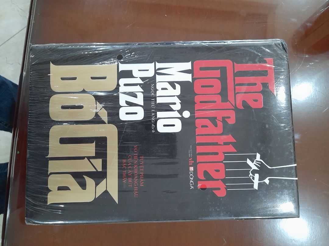 Đã nhận được sách. Sách của Đông A in đẹp, chữ rõ nhưng rất tiếc cách đóng gói thiếu cẩn thận nên góc bìa sách bị quăn, gẫy. Nhìn cuốn sách xót lắm. Lần này mua cùng với bộ Tam quốc (bìa cứng, 2 tập) cũng đều bị gẫy góc sách. Nên học shop Bình bán book, họ cũng yêu quý sách như chúng tôi nên khi gửi sách họ cẩn thận bọc xốp ở các góc sách (dù vẫn còn nilon bọc ngoài) nên sách nhận được nguyên vẹn. Tôi đã có và đã đọc Bố già do Đoàn Tử Huyến dịch nhưng tôi vẫn muốn có một cuốn Bố già do Ngọc Thứ Lang dịch và do Đông A phát hành (vì sách của Đông A in đẹp) để đọc.
