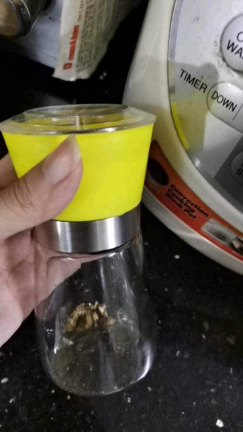 Máy xay cầm tay chắc chắn, bình thuỷ tinh đẹp, nhỏ gọn tiện lợi, xay tiêu mịn lắm, shop giao hàng nhanh, đóng gói kĩ, nên mua