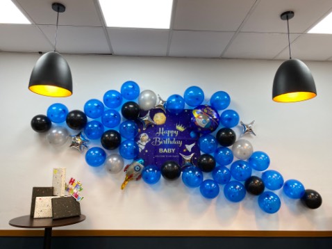 Mục đích sử dụng: Đầu tiên, bạn nên xác định mục đích của set bóng này. Set bóng phi hành gia có thể được sử dụng cho nhiều mục đích khác nhau, bao gồm mục đích giáo dục, trang trí, nghiên cứu khoa học hoặc thậm chí trong phim ảnh và truyền hình.

Thiết kế và mẫu mã: Bạn cần xem xét thiết kế và mẫu mã của set bóng phi hành gia. Điều này bao gồm màu sắc, hình dáng, chất liệu và các chi tiết khác. Thiết kế có hấp dẫn và phù hợp với mục đích sử dụng hay không?

Chất lượng: Đánh giá chất lượng của set bóng, bao gồm độ bền, khả năng chịu nhiệt, khả năng bơm hơi và bền vững trong thời gian dài. Chất lượng càng tốt, thì set bóng càng đáng giá.

Giá trị: Xem xét giá trị của set bóng phi hành gia so với giá tiền bạn phải trả. Có phải đây là một sản phẩm hợp lý về giá trị hay không?

Phản hồi từ người dùng khác: Đọc các đánh giá từ người dùng khác, nếu có. Những phản hồi này có thể giúp bạn hiểu rõ hơn về cách mà set bóng này đã được nhận định bởi người khác.

Mục tiêu cá nhân: Cuối cùng, đánh giá set bóng phi hành gia dài 50 ký tự dựa trên mục tiêu cá nhân của bạn. Nếu nó đáp ứng nhu cầu và mong đợi của bạn, thì nó có thể được coi là một set bóng tốt cho bạn.