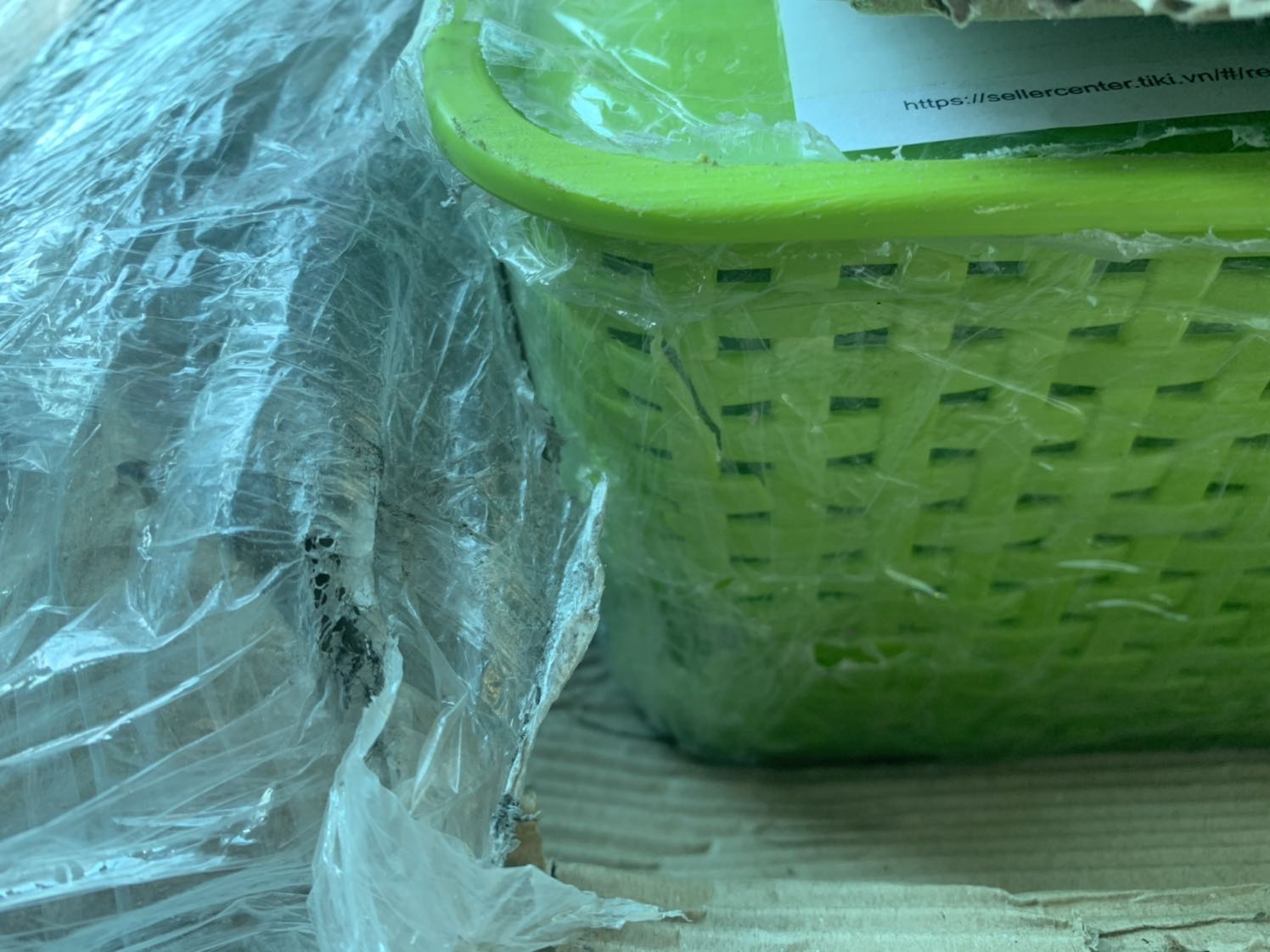 Bao bì rách rổ bị bể nhựa Tiki xem lại cách đóng gói vận chuyển , hàng chưa xài đã hư tiki xem lại cách đóng gói vận chuyển hàng như này mà cũng giao cho khách hàng được