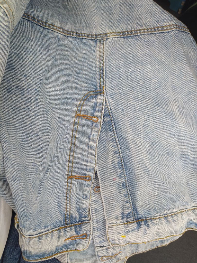 phần lưng thiếu nút. Túi áo k to như hình shop up.