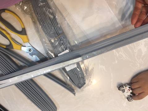 Sản phẩm quá tệ, nhận hàng thì hí hửng bóc ra để chuẩn bị dán vào chân cửa, xong lúc bóc miếng băng keo ra thì keo dính hết vào cái vỏ của tấm băng keo luôn, ko hề dính vào miếng ron.
Quá thất vọng, yêu cầu tiki đến thu hồi lại sản phẩm.