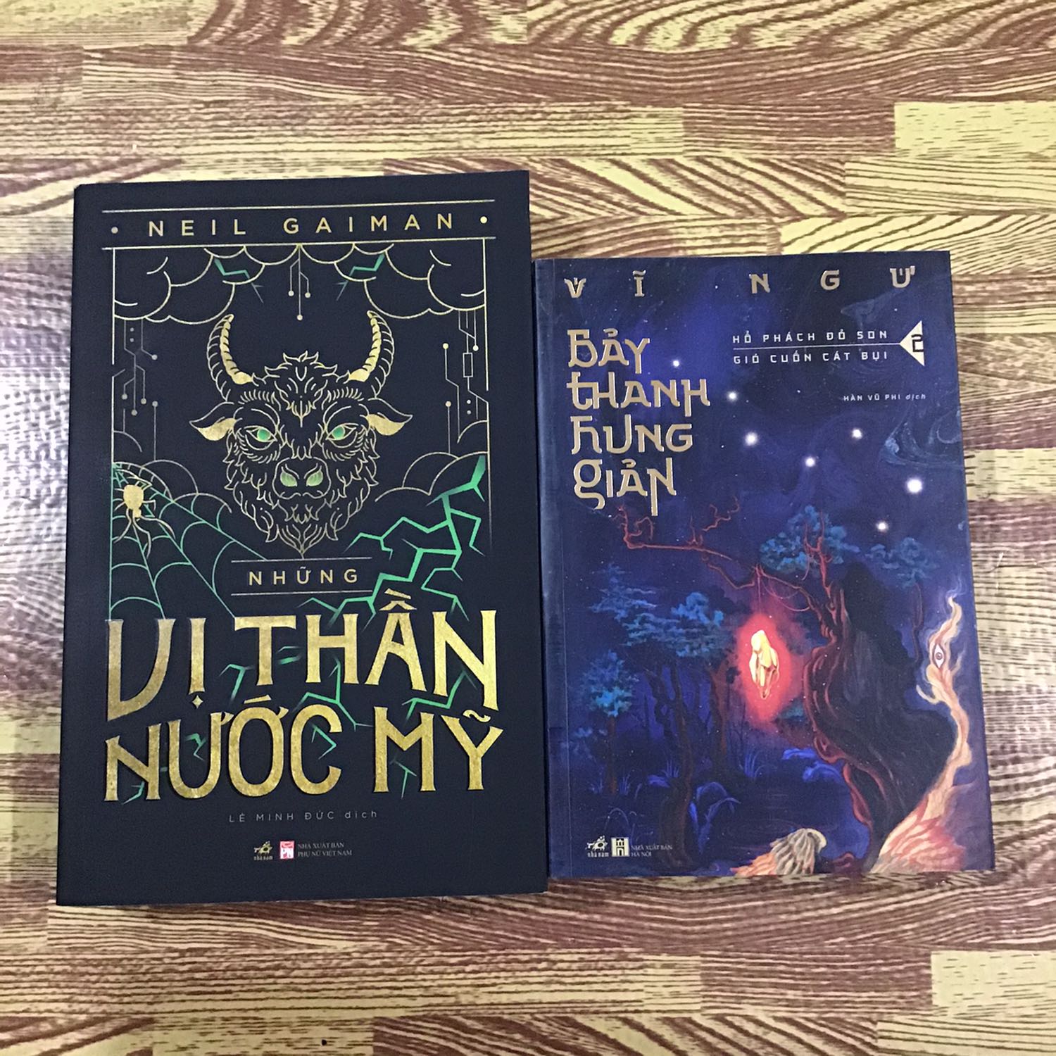 Sách mới nhưng không biết do khâu bảo quản,đóng hàng hay vận chuyển mà sách bị trượt cả gáy sách như kia,nhưng mình có thể chấp nhận và khắc phục đc. Yêu mến Nhã,yêu mến Tiki nên vẫn tặng 5*