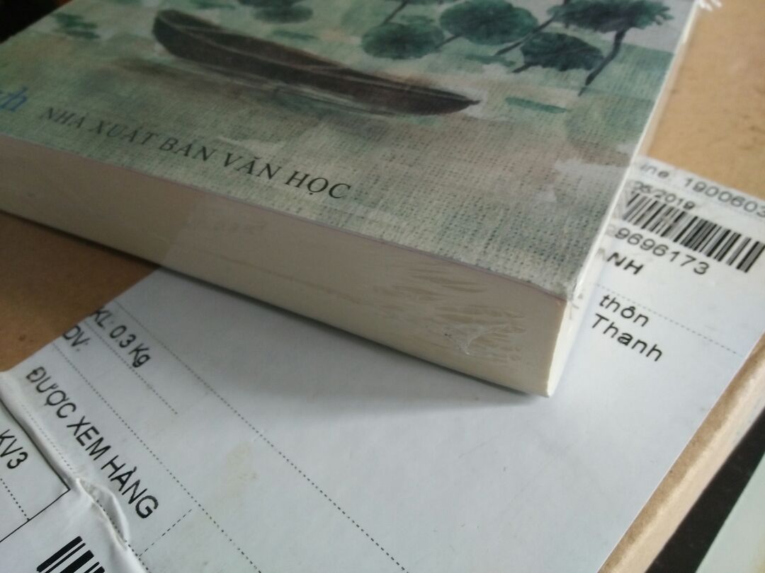 Có cơ hội được đọc 1 đoạn trích trong sgk, mình thấy vô cùng hứng thú với quyển này nên đã đặt trên tiki. Có nhiều phiên bản nhưng mình đánh giá cao bản này của nhà Minh Long làm, sách bọc nilong cẩn thận, bìa in giản dị...