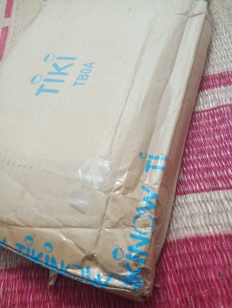 Sàn TMDT lớn chuyên về sách mà có mỗi chuyện chọn cái hộp vừa vặn để đóng gói hàng bộ khó lắm à :) Bỏ 2 cuốn sách dày vào cái hộp thừa chiều dài, thiếu chiều rộng, cầm cái hộp bẹp dí trong tay mà tức muốn hoàn lại luôn :) Cảm ơn Tiki đã giúp tôi mỗi ngày trải nghiệm một level thất vọng mới. Sách bọc trong bao thì cũng bị xước bìa chỗ bìa gập.