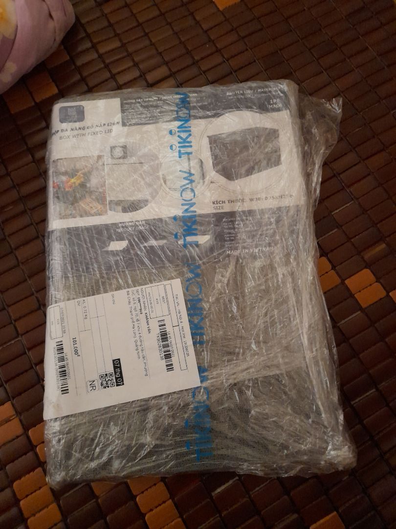 ok đã nhận được hàng, hàng giao khá nhanh, được bọc cẩn thận, không có vấn đề vận chuyển, chỉ có là mép trái của nắp hơi nhăn nhìn hơi khó chịu nhưng cũng không ảnh hưởng nhiều, điểm trừ duy nhất là nắp dễ tuột xuống bên trong nhưng vì còn để đồ bên trong và được cất trong tủ nên không vấn đề. Mình vẫn đánh giá năm sao, chất lượng vải rất đẹp, thiết kế chắc chắn, nên mua :)